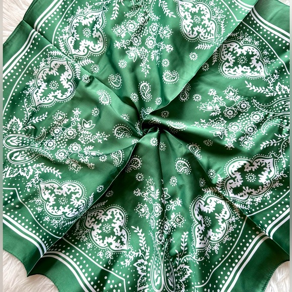 NWOT Satin Scarf- Beautiful Green & White - Picture 2 of 3